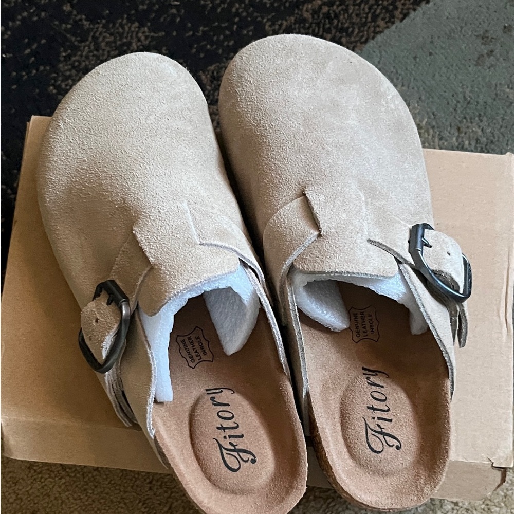 *NEW IN BOX Women's Suede Mules - Cream
